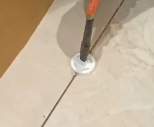 榆社瓷砖空鼓维修公司专业解答瓷砖在铺贴过程中，如果没有涂抹均匀到位的粘结材料（如水泥砂浆或瓷砖胶），可能会导致以下问题